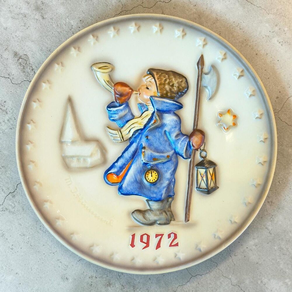 1972 Goebel M.I. Hummel 2nd Annual Collector Plate "Hear Ye, Hear Ye!" (Hum 265)
